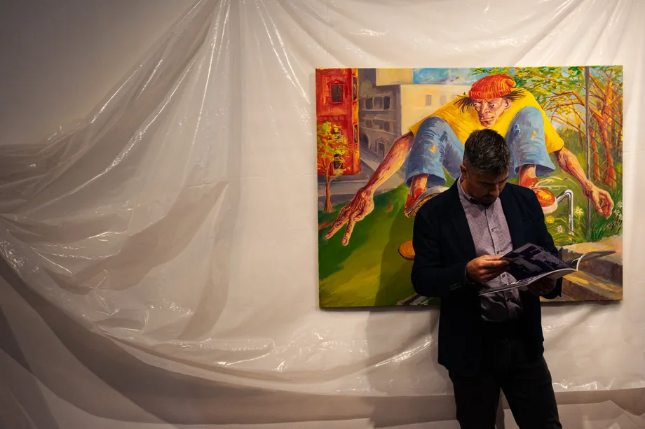 Návštěvník před obrazem v galerijním prostoru