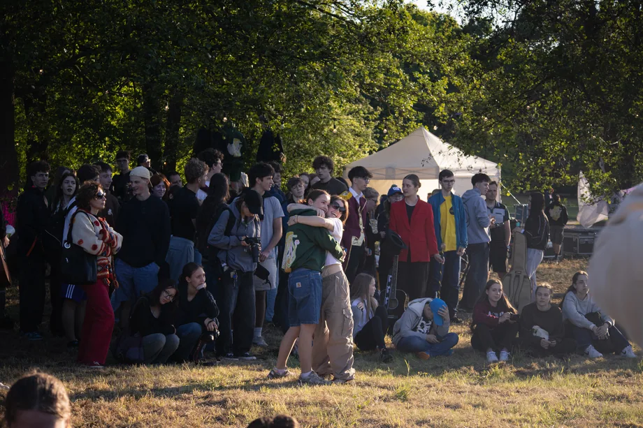 Skupinová fotografie účastníků venkovní akce