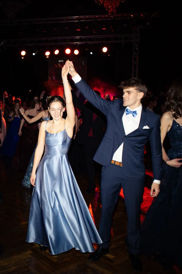 Maturantka v modrých šatech při slavnostním nástupu