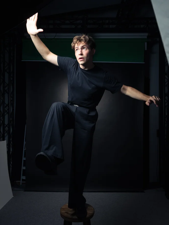 Celkový studiový portrét muže v pohybu