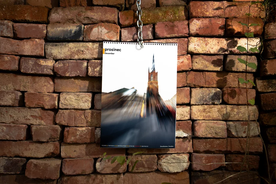 Fotografický tisk vystavený na cihlové stěně