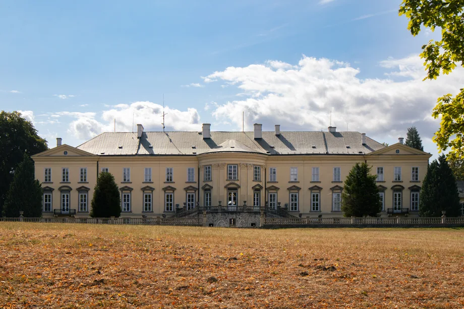 Pohled na zámeckou budovu a podzimní park