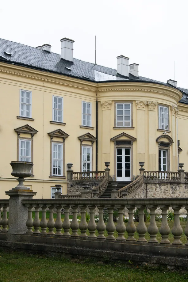 Detail zámecké fasády s kamennou balustrádou