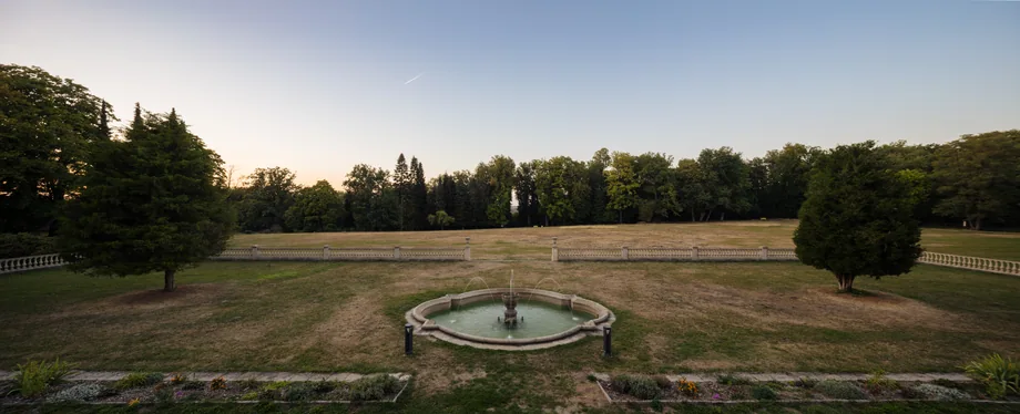 Panoramatický pohled na park s kašnou