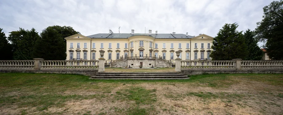 Panoramatický pohled na zámecký areál ze zahrady