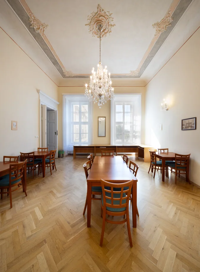 Interiér sálu s dřevěnou podlahou a stolem