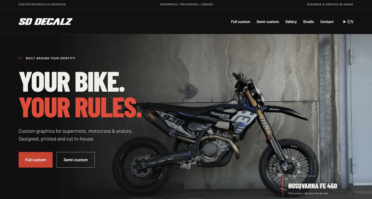 Náhled úvodní landing page SDDecalz s motocyklem a nadpisem Your bike. Your rules.
